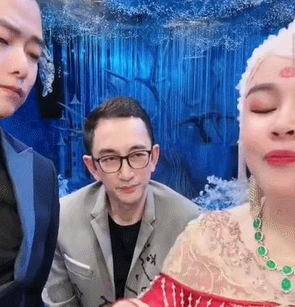 知名港星现身网红直播间！美颜过度脸忽大忽小，全程话少像背景板