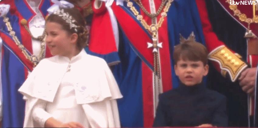 卡米拉二次加冕,卡米拉戴王冠太激动