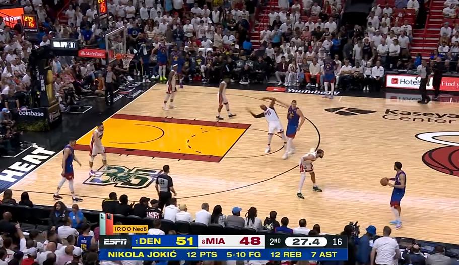 300斤的胖子，摸一下飞出好几米？裁判是托尼兄弟？哦，那没事了