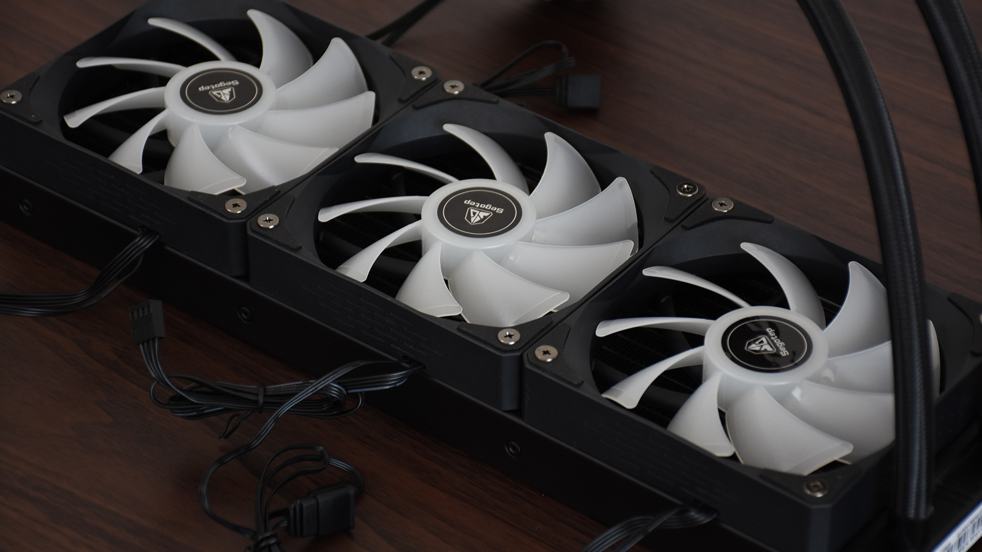 鑫谷御风冰川白机箱,鑫谷昆仑御风机箱安装展示