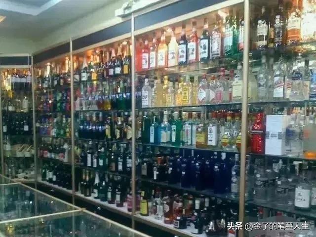 琳琅满目都是酒，一眼望去全是人，传说中的天堂酒吧超市