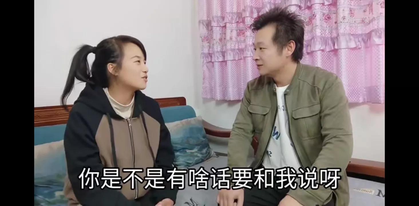 一朵在家里沙发后发现五千元,这次朵错怪奇,是奇妈昨天偷放的