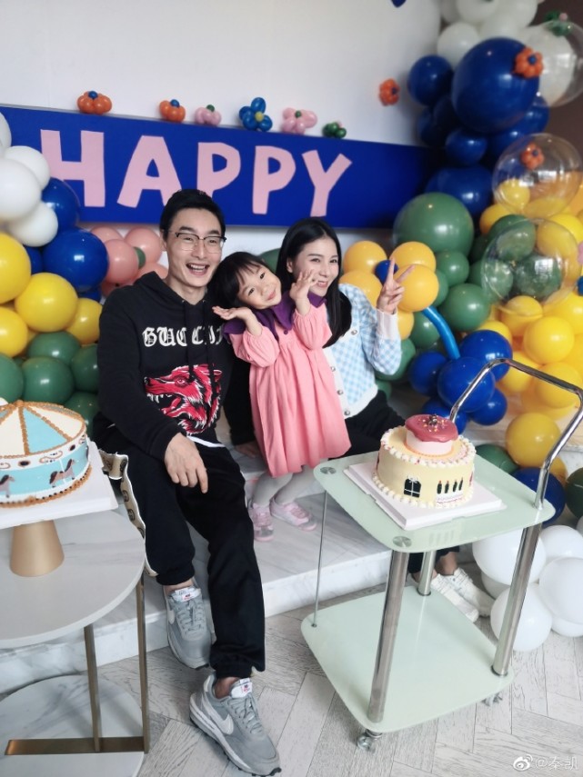 何姿与儿女合照,何姿晒回娘家照片