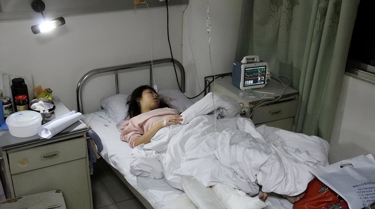 2018年，陕西一位21岁女孩网购蛇被咬伤7天后身亡，母亲索赔140万