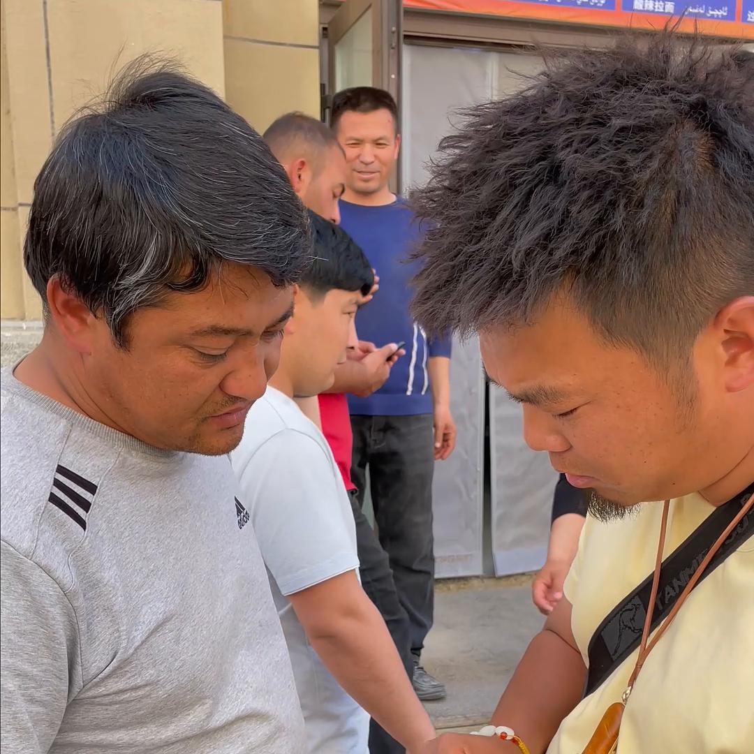 飞花水墨，素丹青，沁泠红润，妆如霞。#和田玉