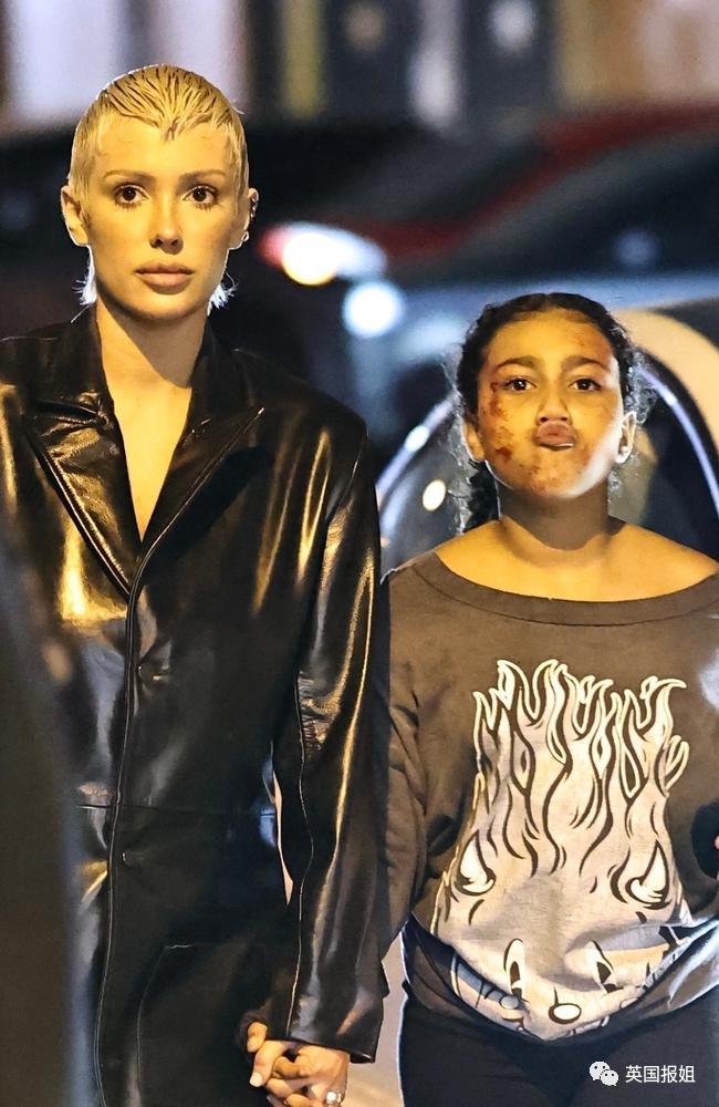 让全裸女模特当餐盘，寿司放身上供宾客享用，9岁女儿也在场