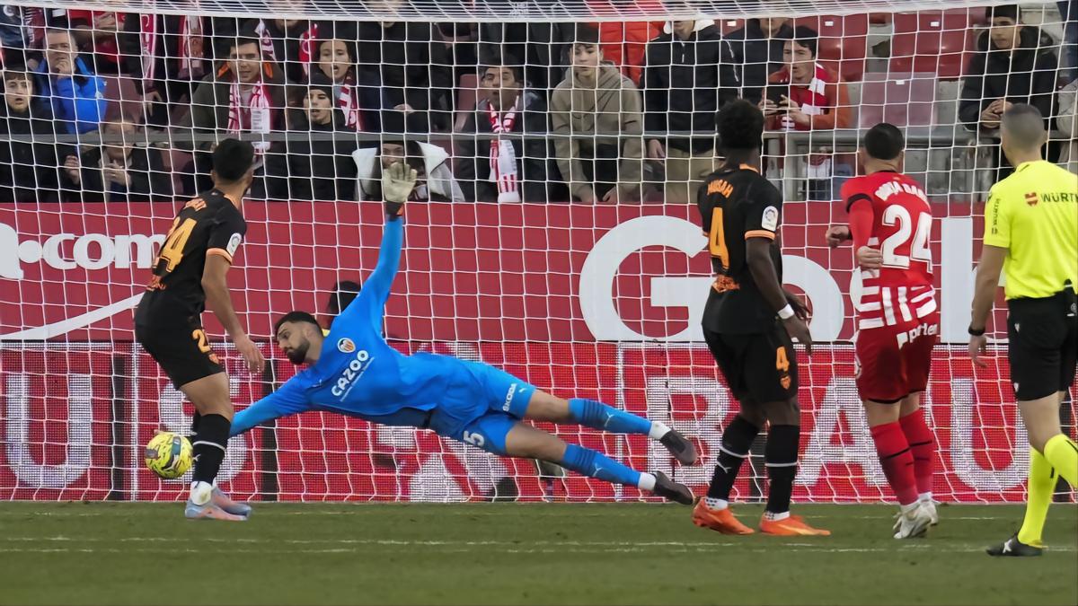 职场失意，情场得意！一起来认识下未来西甲最佳门将的女友