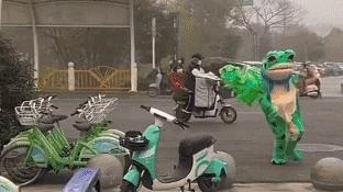 夫妻摆地摊月入90000,95后夫妻摆摊日收入9000多元