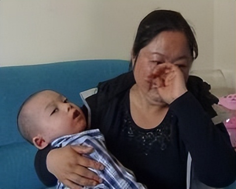 女子带3岁儿子洗药浴，不料却洗出绝症，*底卧**2年讨公道，结局如何