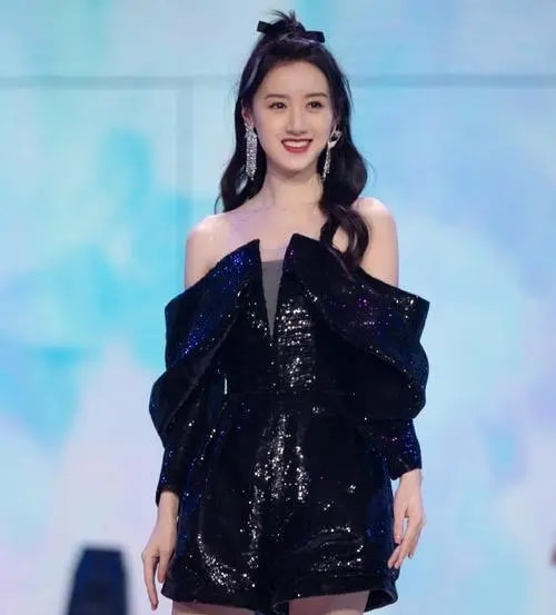 她被誉为神颜小花被李冰冰力捧,她曾被誉为娱乐圈校花