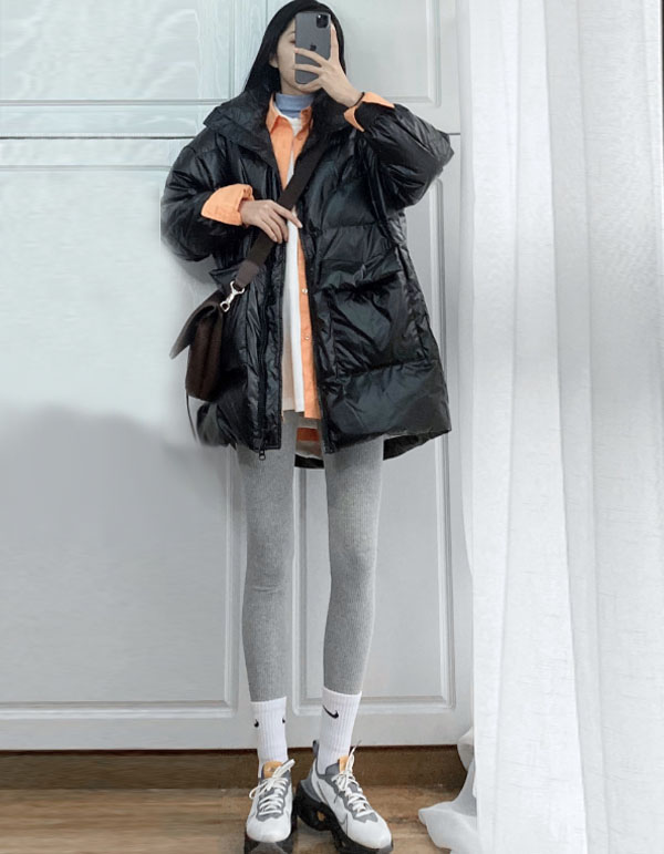 白色羽绒服搭配鲨鱼裤马丁靴 (长款羽绒服搭配鲨鱼裤烟管靴)