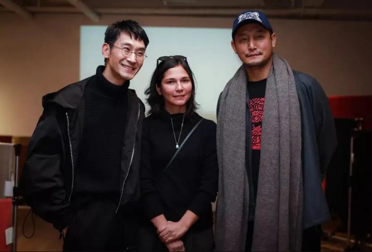 2004年，美国女孩入藏寻根，嫁农村小伙生3女儿，1条围巾卖1万元