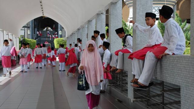 “国王富得流油，居民躺着分钱”，文莱究竟是一个怎样的国家？