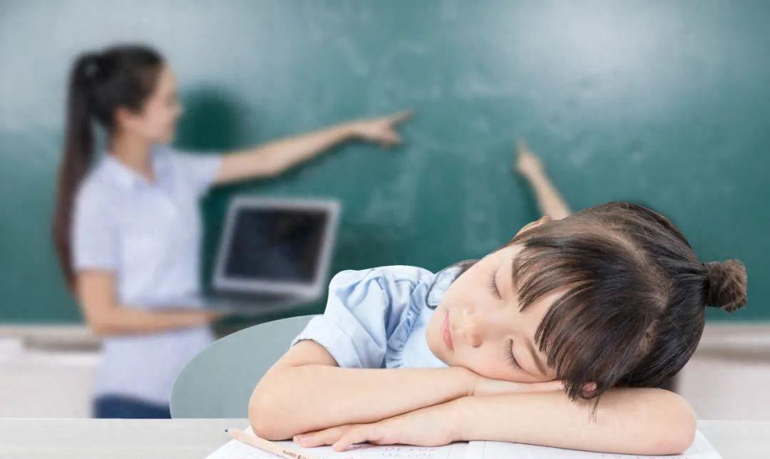 女老师被男生挑衅,女老师遭学生反击