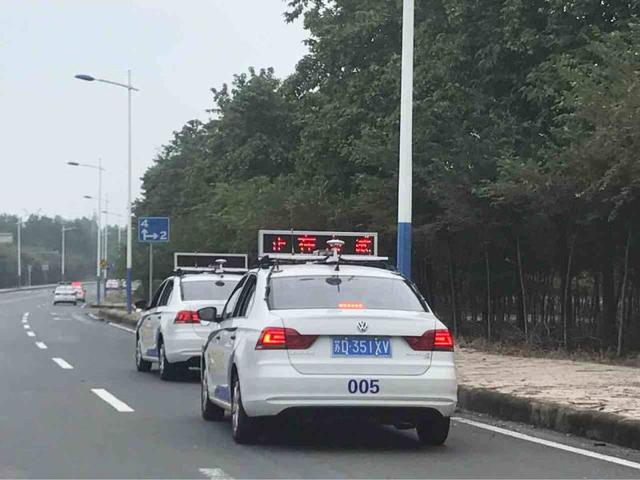 科目三途中遇红绿灯该怎样停车,科三遇到前面停车挡路怎么操作