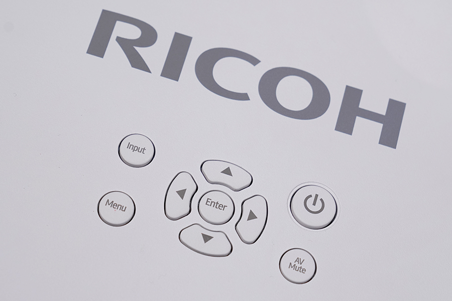 兼顾高亮度和0仰角超短焦,理光RU226ST商务投影仪上手评测