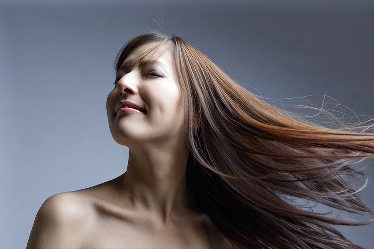 头上长痘一抠就有头皮屑,头上长了颗痘痘结痂掉皮