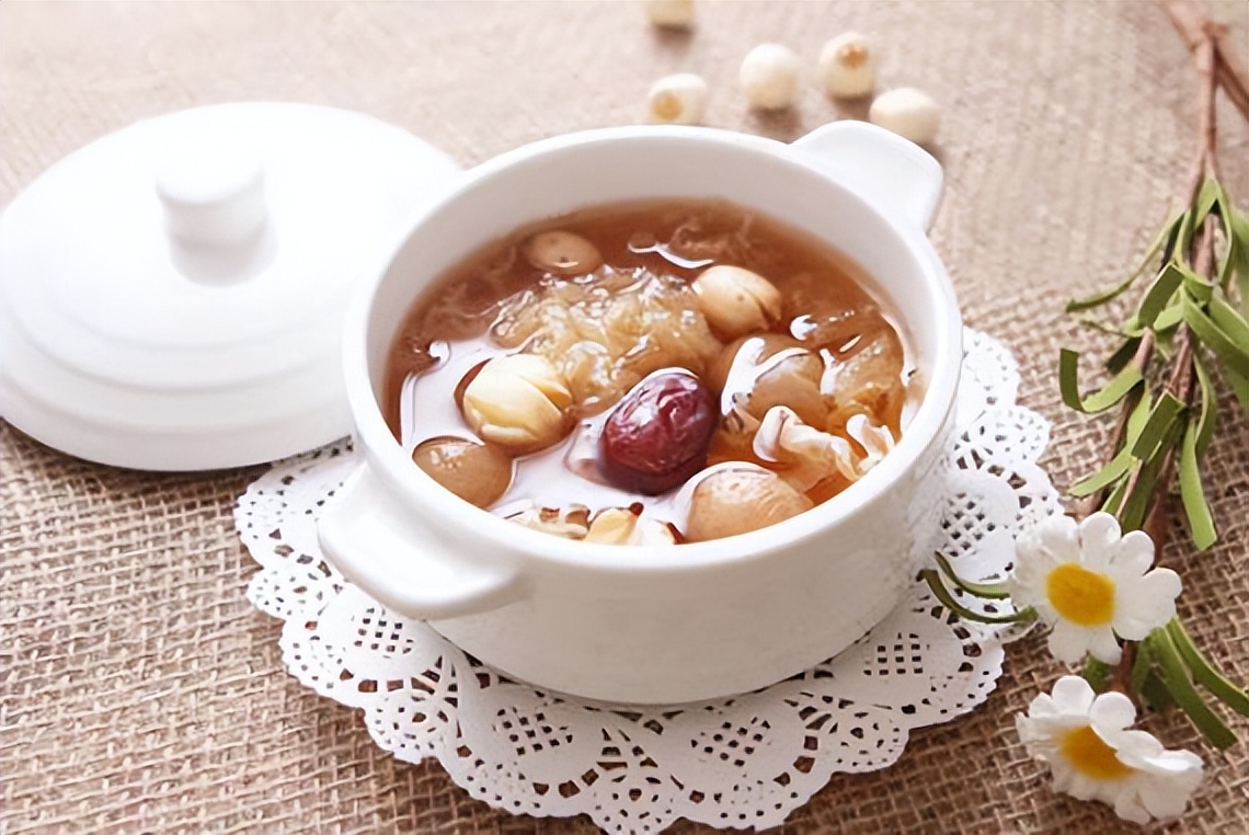 女性月经出血块,女性来月经排出一大块血块