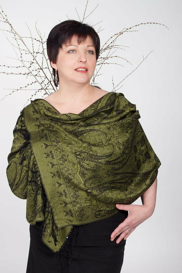 如果您的服装对您来说似乎无味，请用披肩装饰它们