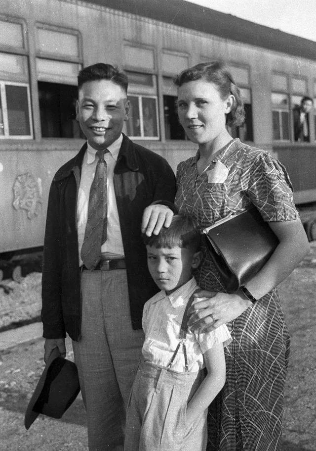 蒋经国年轻时候,蒋经国在苏联几年