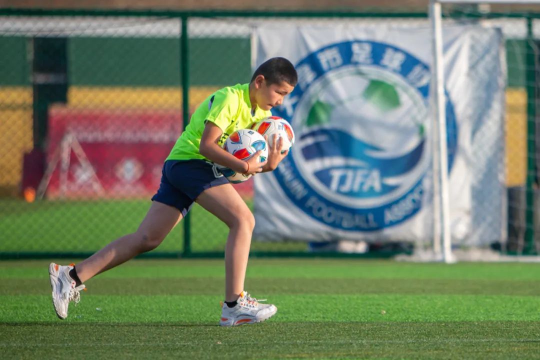 “十城带百县”助力乡村振兴|*疆新**和田足球小巴郎感受天津足协外教训练指导现场观战津超赛事