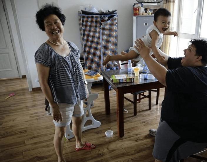 女孩不顾父母反对嫁给63岁的大叔,一个女孩不顾父母反对嫁给穷男人