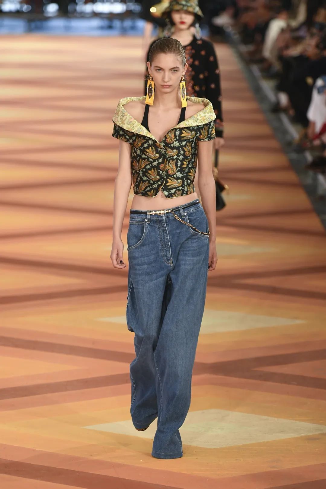 米兰时装周入选前十唯一华人,米兰时装周第一排坐的谁