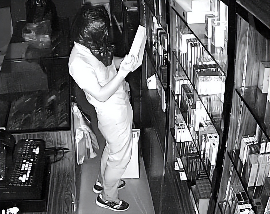 河南农民工买了件绿马甲，被误判13年，差15天刑满却被无罪释放