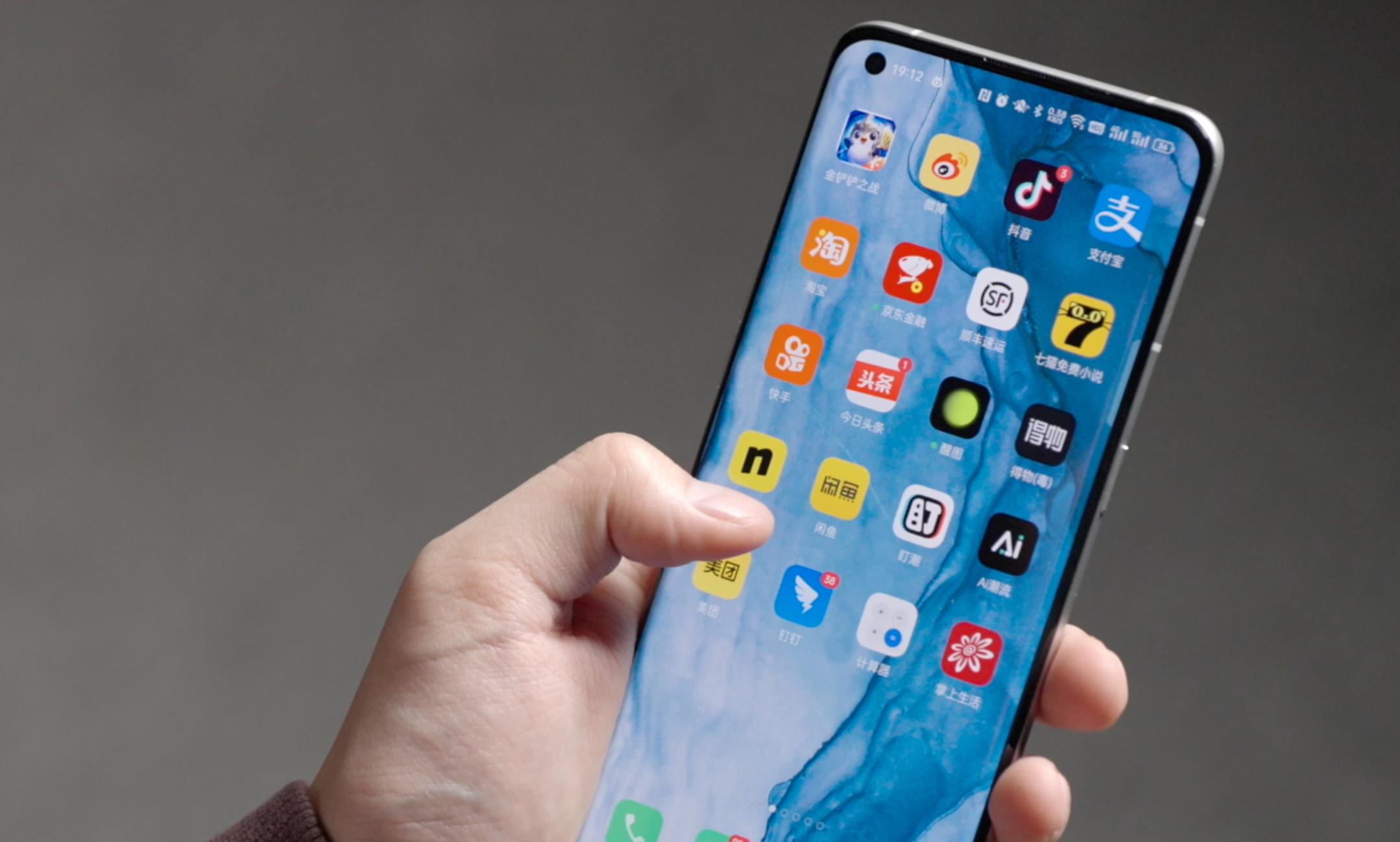 使用oppo手机会被别人嘲笑吗,当我用oppo手机是什么感受