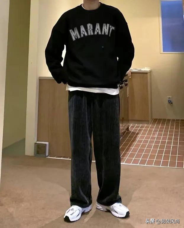 男士白色圆领卫衣怎样穿搭,圆领卫衣里面穿什么打底男士