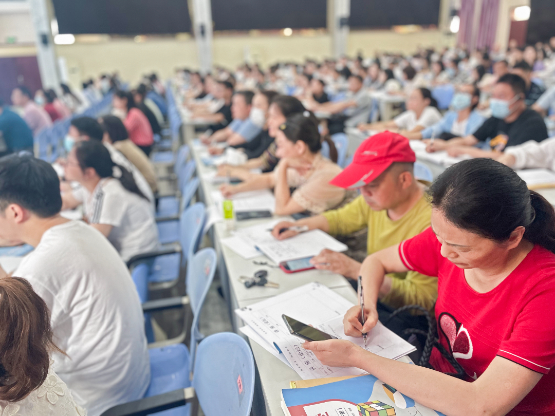 做一名幸福的老师——宜宾市南溪职业技术学校5·25心理健康讲座