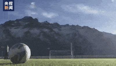 雪山下的某个小镇,雪山下的梦幻球场