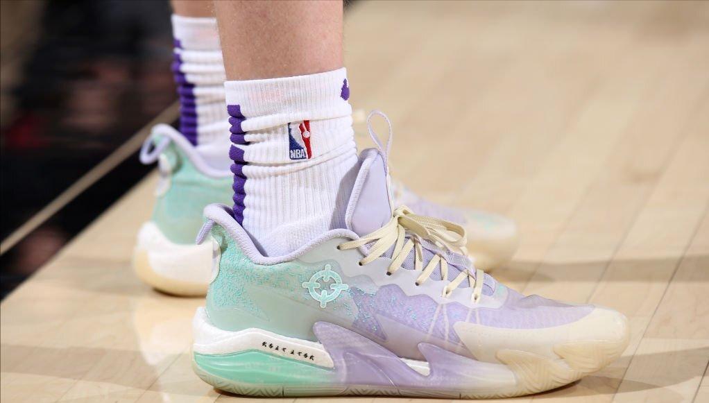 NBA球员上脚:欧文的球鞋颜值太顶了,中国球鞋很帅气