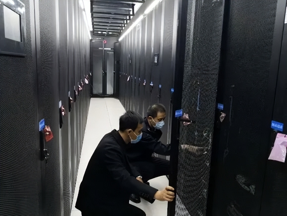 国庆我在岗执勤保平安,国庆我在岗网警