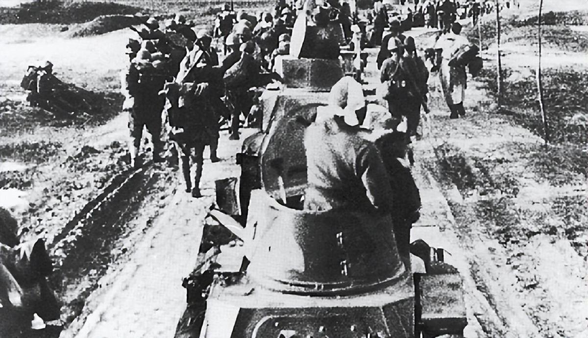 侵华日军*行暴**照片，女子为活命，脱下衣服让日本人拍摄*辱侮**