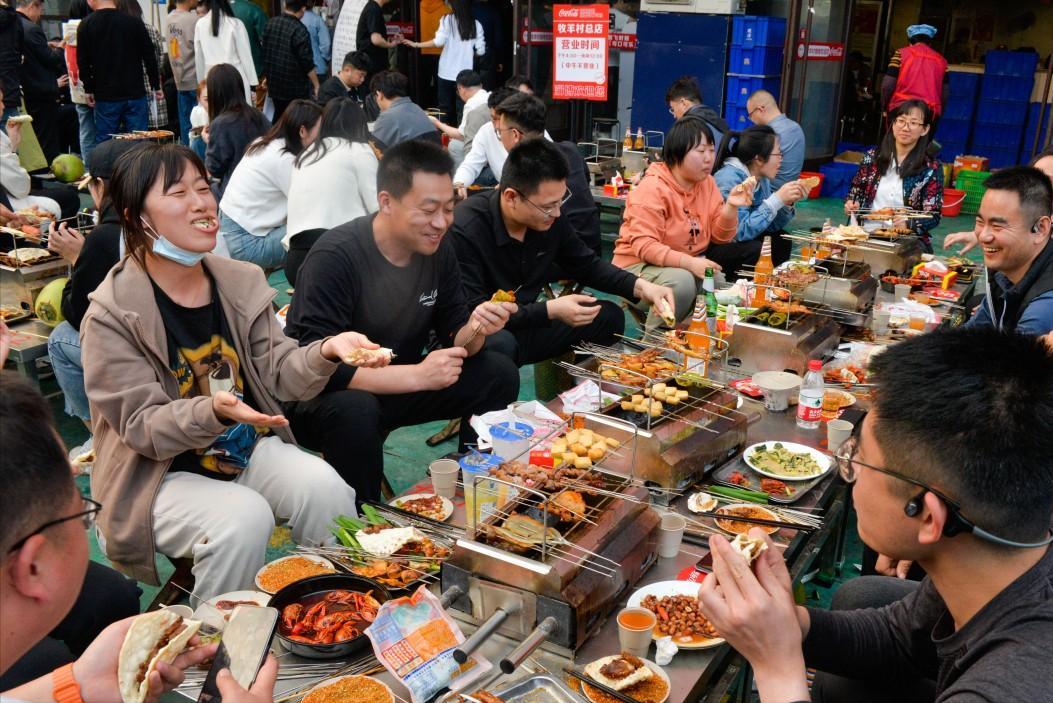 山东淄博井喷视频,五一淄博旅游有多火