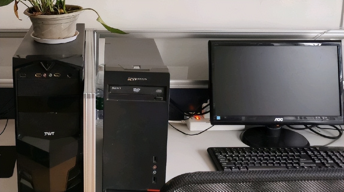 两台电脑，如何同时共用一个显示器办公?