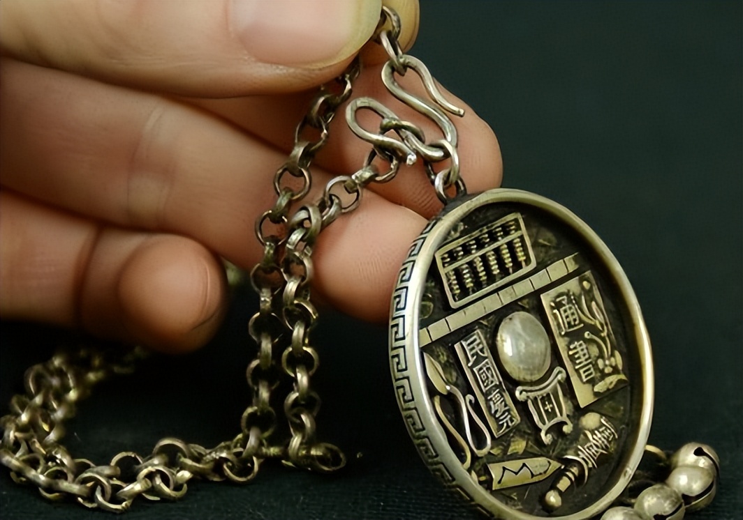 西安女子报团观光九寨沟，回到家之后发现，包里有个“百眼筛”