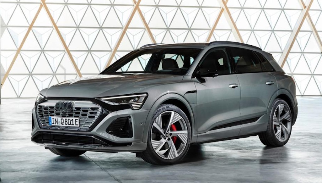 奥迪logo发光,奥迪换新标logo