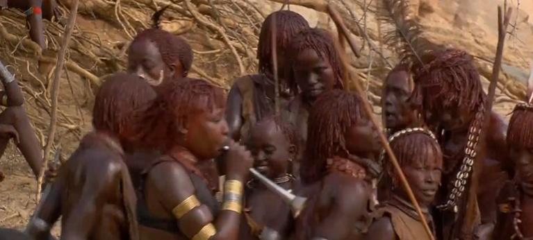 非洲原始部落的真实生活：女人想找对象，就要主动让男人鞭打