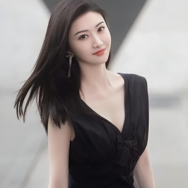 强捧不红景甜：坐拥3.5亿豪宅被张继科拒婚，资源逆天金主成谜