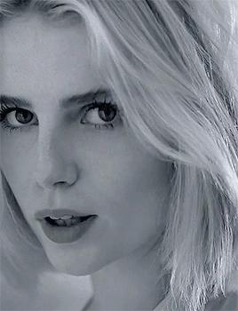 不只是“影帝女友”，更是美貌与灵气兼备的复古女孩