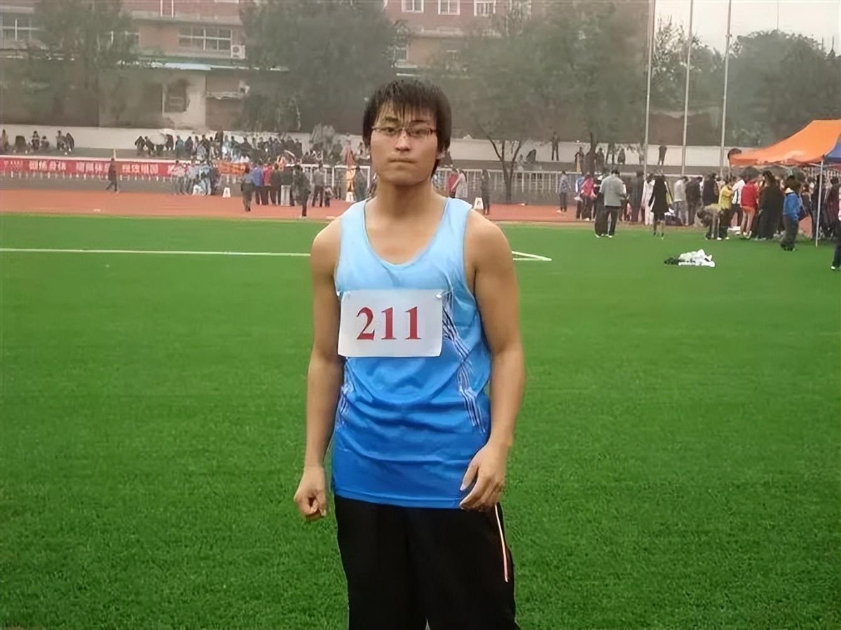 他被日本冠军称为英雄，21年却因跑马拉松遇难，2岁女儿替父领奖