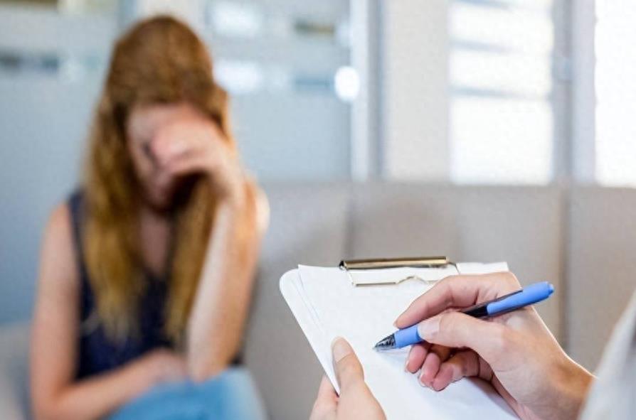 女子身上长虫医生拿镊子治疗,女子体内有蜱虫被医生拿镊子拔出