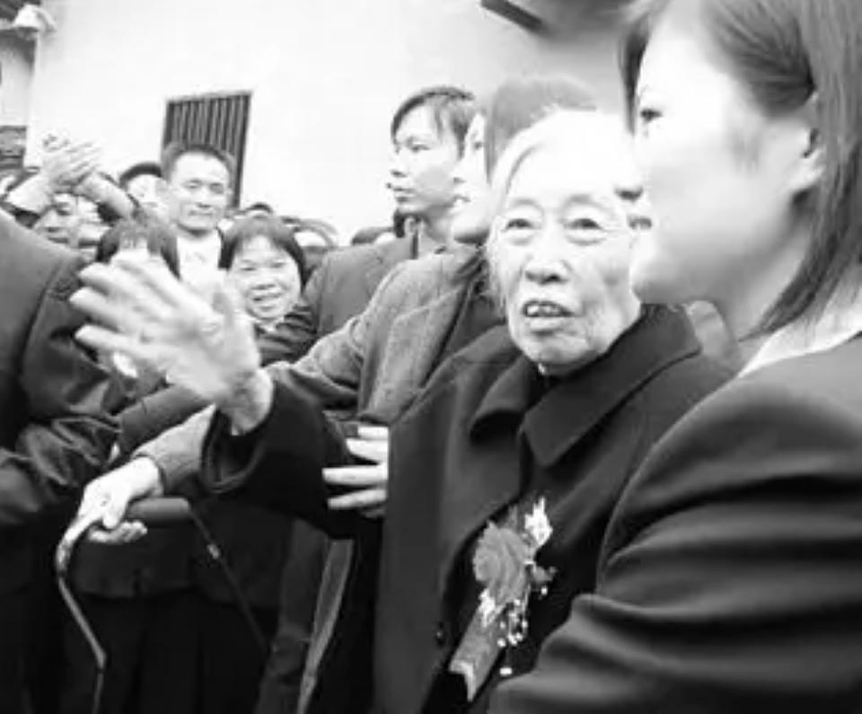 2006年王光美弥留之际，说了三个字花明楼，儿女们瞬间泪如雨下