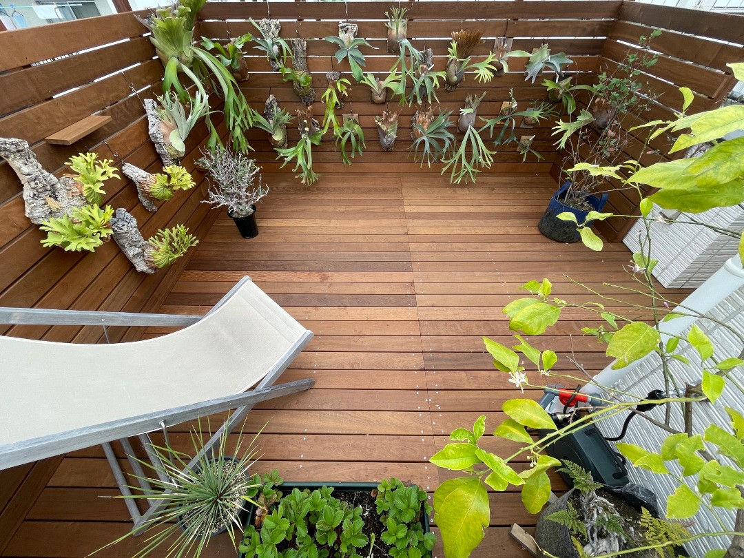 顶楼露台是贴砖好还是塑木地板好,露台花园地板做防腐木还是铺砖好