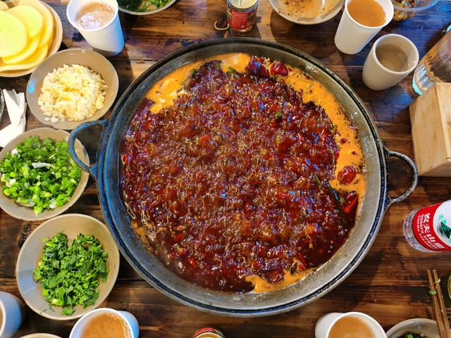 重庆新市井气火锅店,重庆网红唱歌火锅店