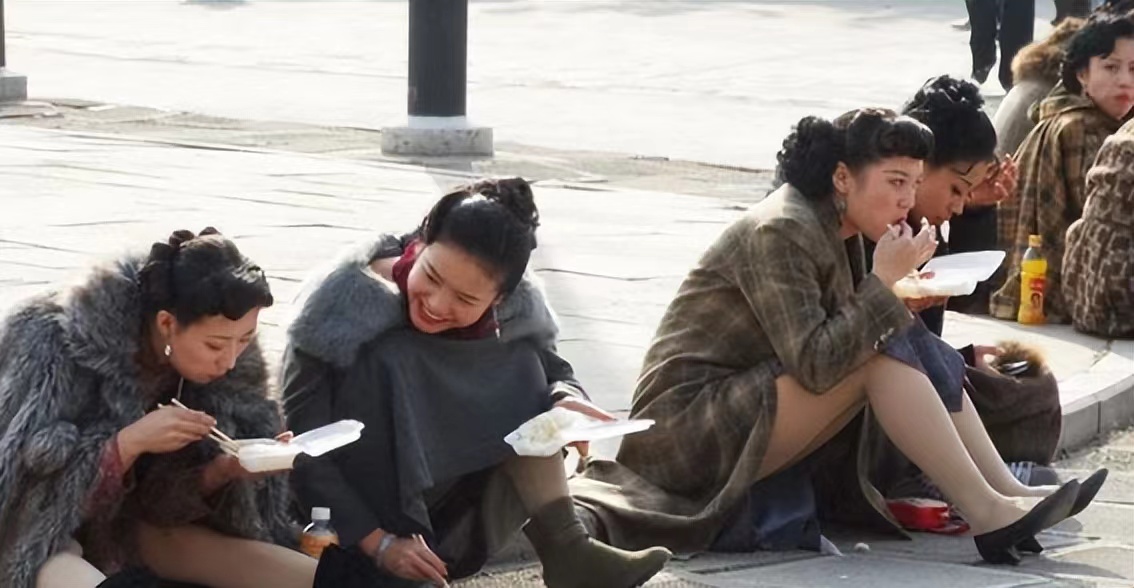 横店群演的悲惨事件,20万横店群演现状美女成群