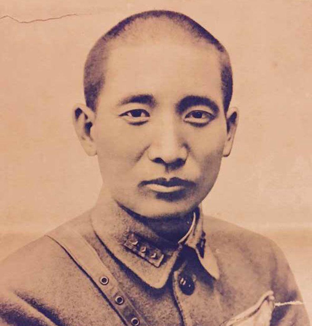 *旗国**方案备选38种，听了张治中的话，毛主席改选“黑马”五星红旗