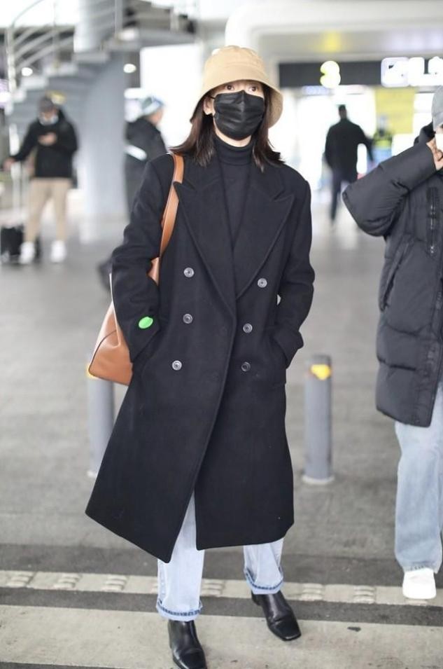 高圆圆穿上大衣有知性女人味了,高圆圆迪奥slay渔夫帽